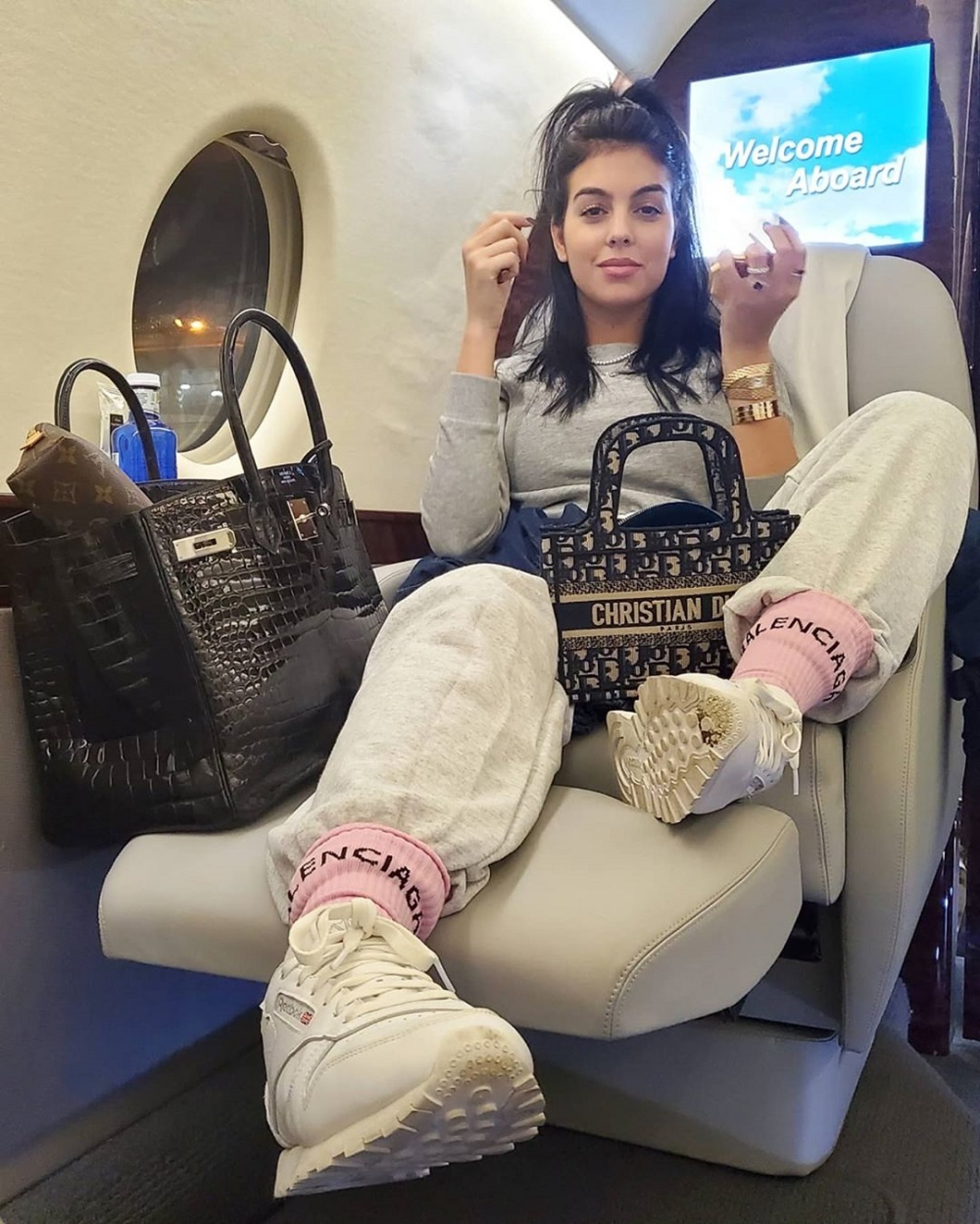 CRISTIANO RONALDO - Georgina Rodríguez duerme con un pijama de Louis Vuitton  de 2.700 euros