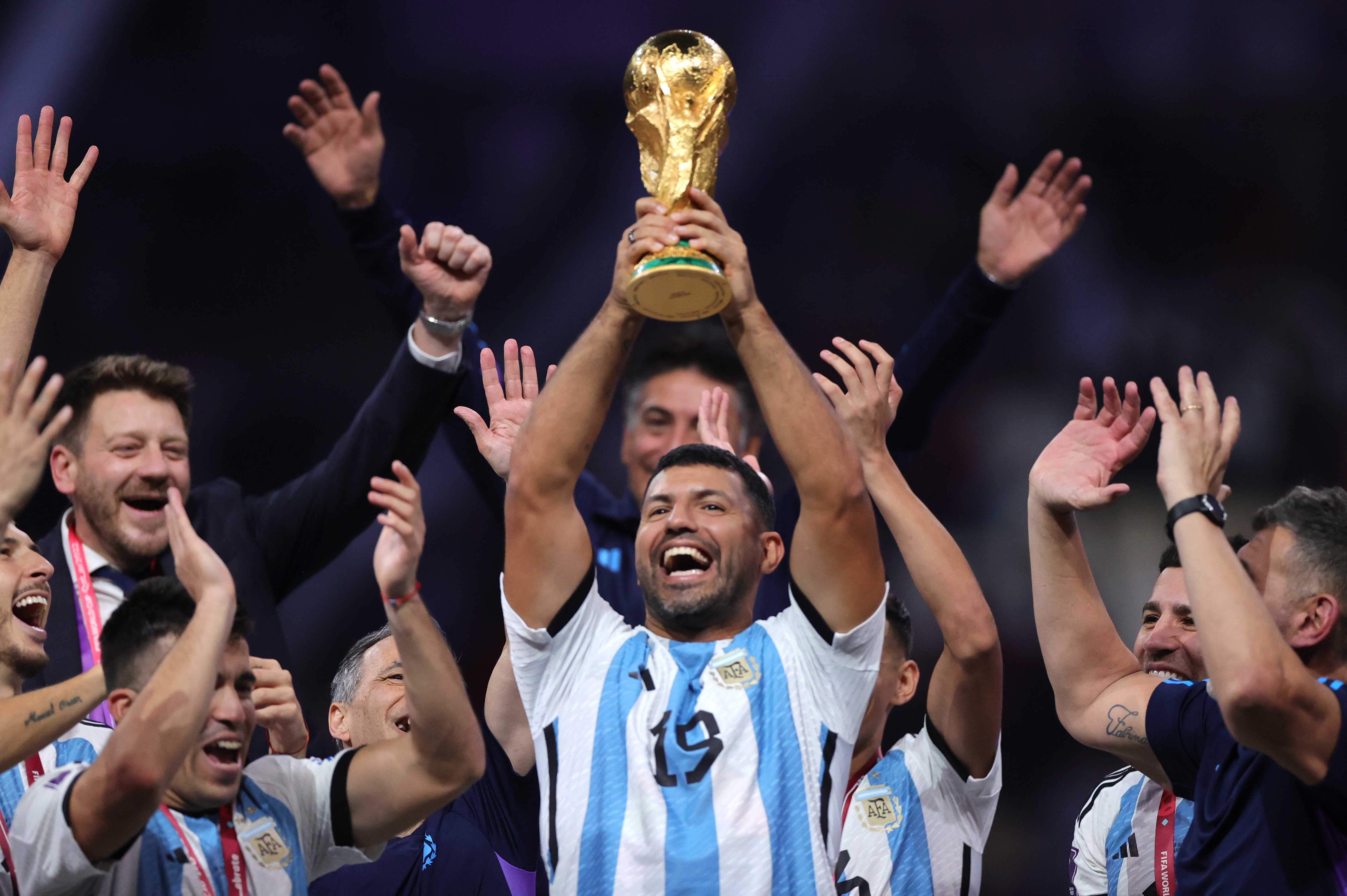 Por qué el trofeo de la Copa del Mundo lo pueden tocar solo los