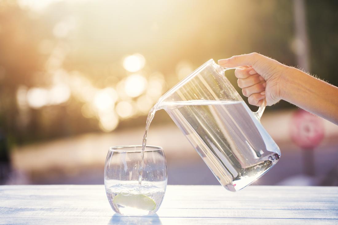 Agua En Una Jarra, Foto Simbólica Para El Agua Potable, La Riqueza Y La  Demanda De Consumo Fotos, retratos, imágenes y fotografía de archivo libres  de derecho. Image 19270748