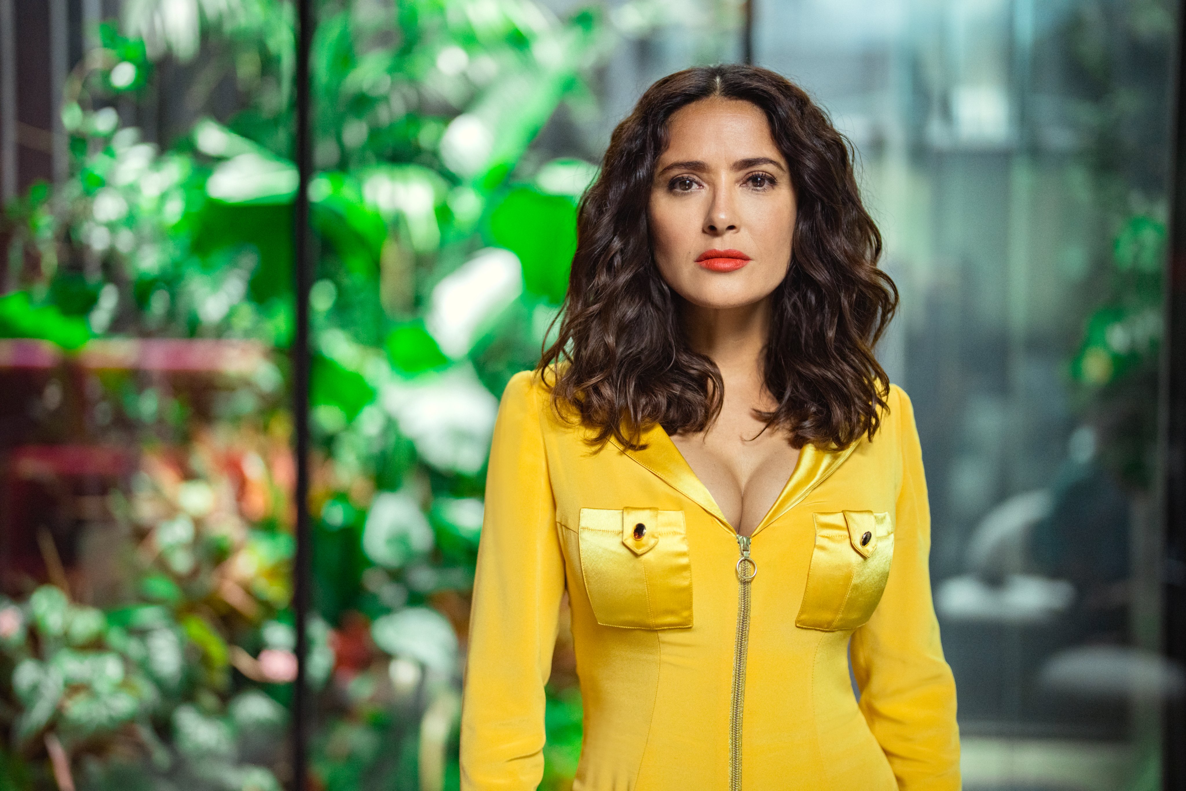 El video viral de Salma Hayek bailando salsa en bata de baño ¿quién es la  candente rubia que la acompaña? | Gente | Entretenimiento | El Universo