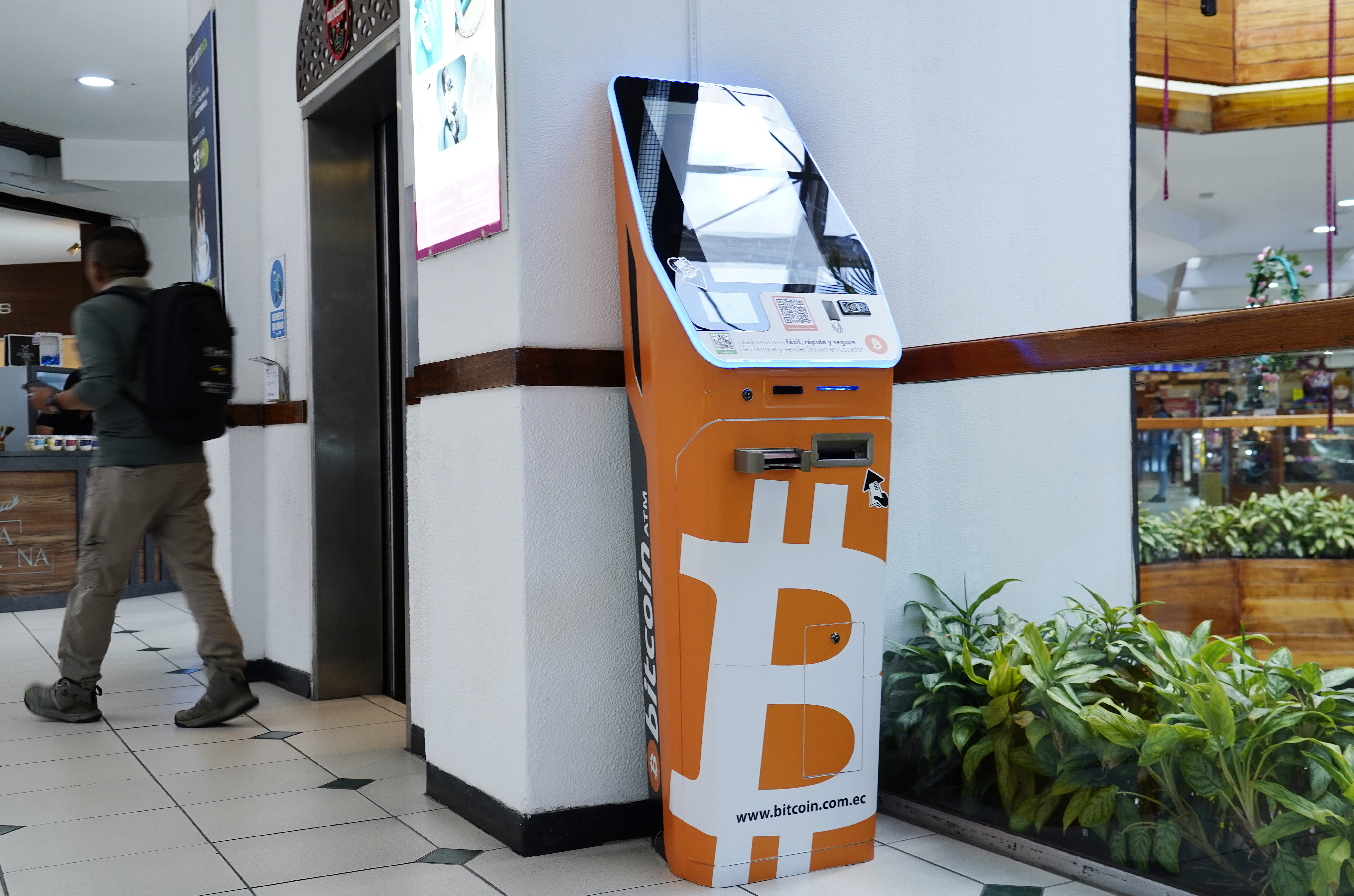 Cómo comprar criptomonedas, entre ellas bitcoin, con tarjetas o  transferencias bancarias desde Ecuador? | Informes | Noticias | El Universo