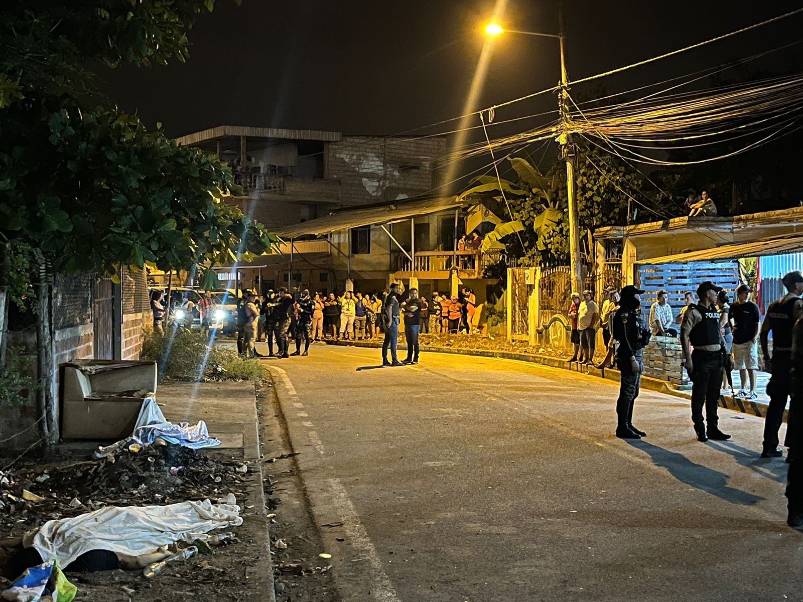 Transportistas se concentraron en los bajos de Gobernación y plantearon  medida cautelar por tarjeta única | Comunidad | Guayaquil | El Universo