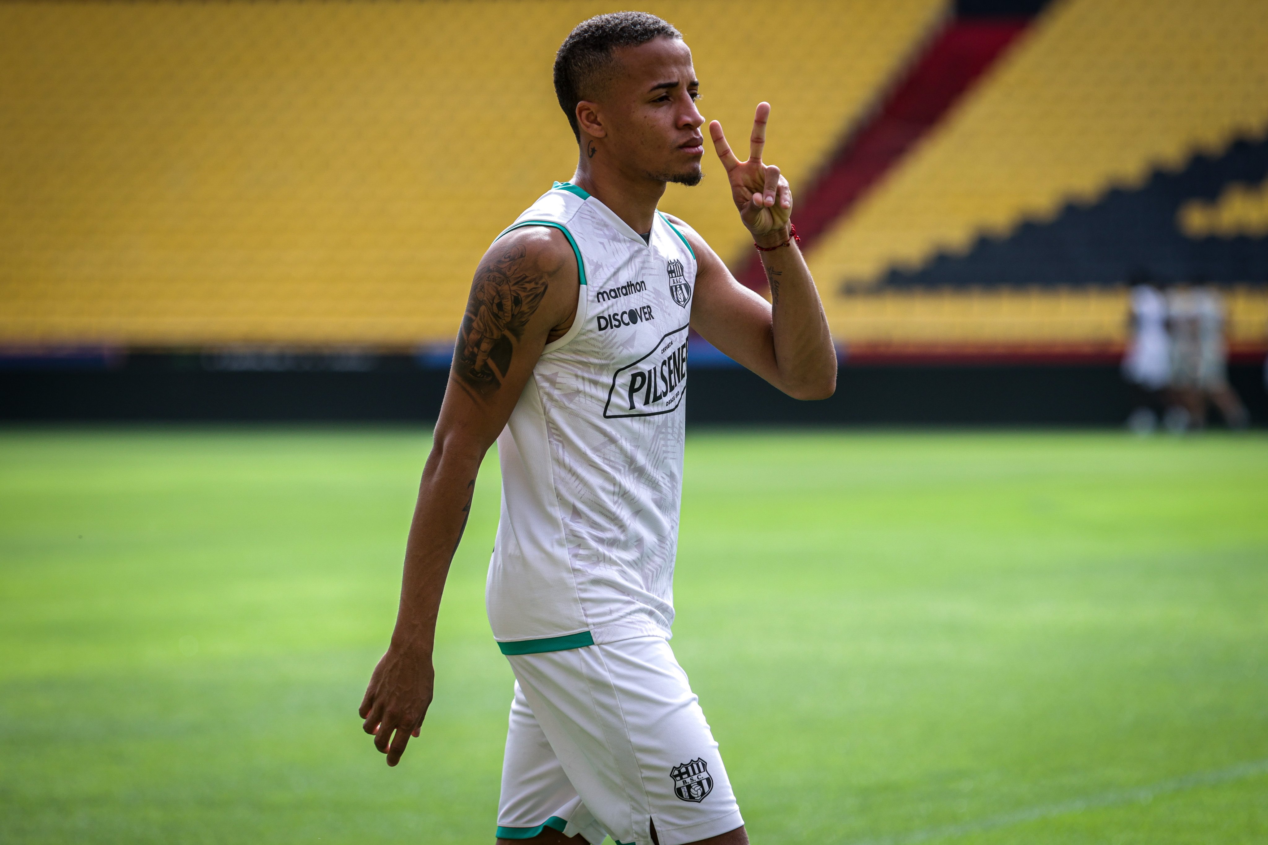 Byron Castillo vuelve a entrenar con Barcelona tras siete días de reposo