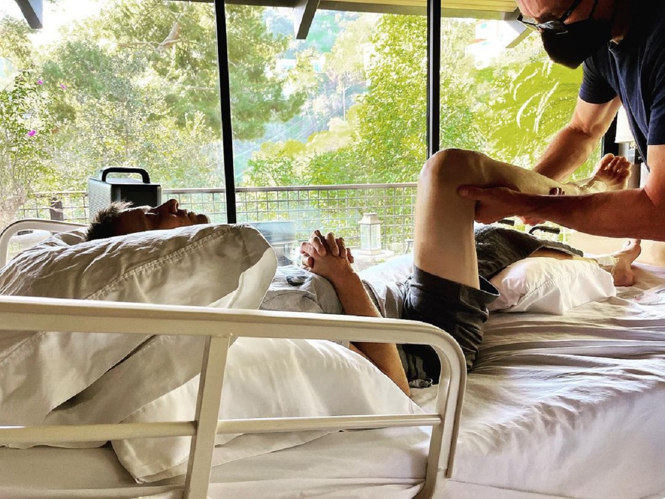 El actor Jeremy Renner aún no puede caminar: confirma que se rompió 30  huesos en el accidente | Gente | Entretenimiento | El Universo