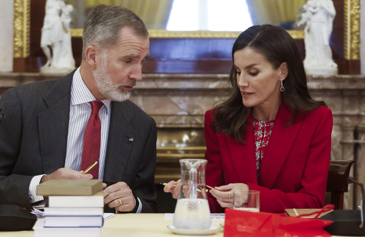 Letizia “tuvo un romance con su futuro cuñado mientras estaba casada con el rey  Felipe”, pública la prensa británica que se une al escándalo de “la foto de  la pashmina” | Gente |