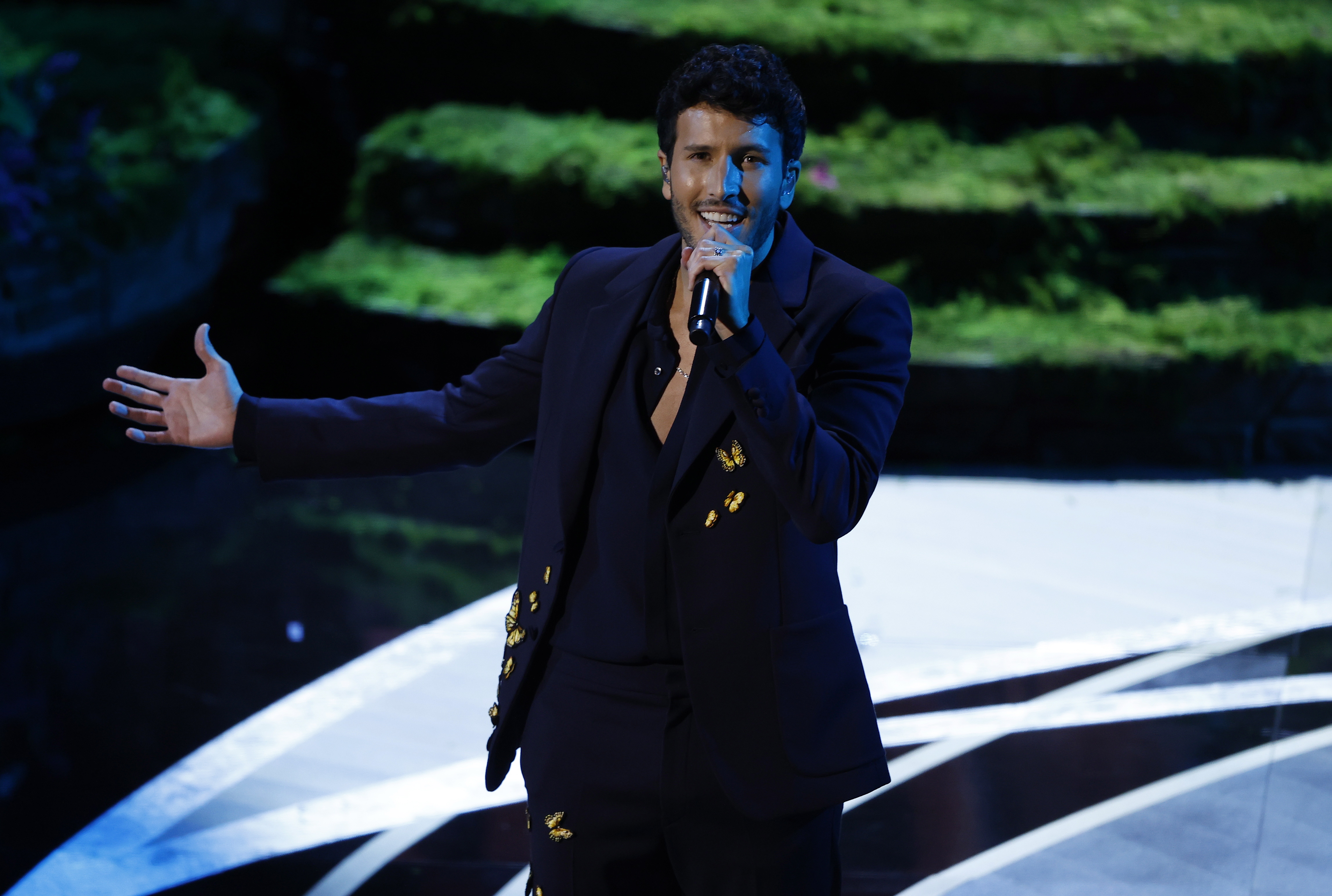 Sebastián Yatra llorando de la felicidad, luego de su presentación en los Óscar 2022