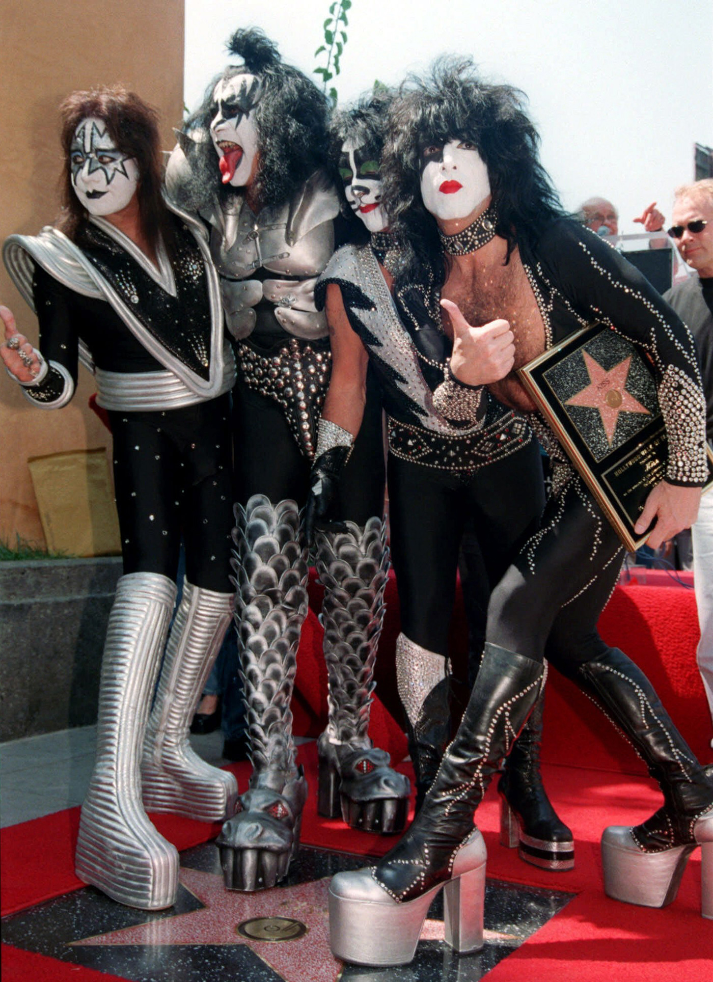 Кисс оф лайф песни. Глэм рок группа Kiss. Вокалист группы Кисс. Kiss Band пол Стэнли поцелуй. Группа Кисс фото.