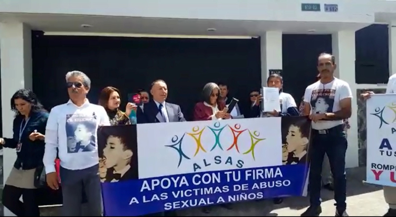 Familias de supuestas víctimas de abuso reclamaron en Quito