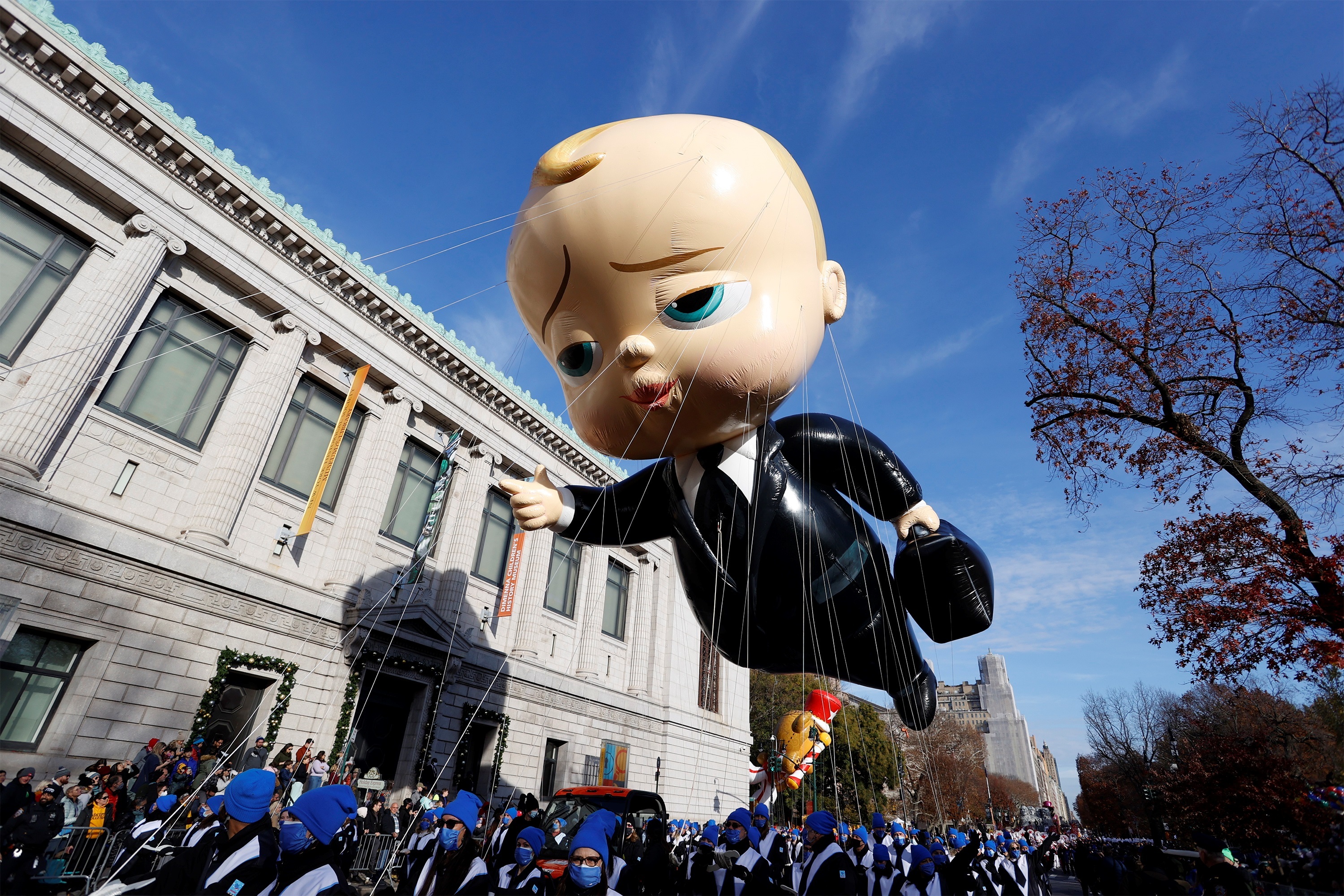 Miles disfrutan del desfile de globos gigantes en NY - Los Angeles Times