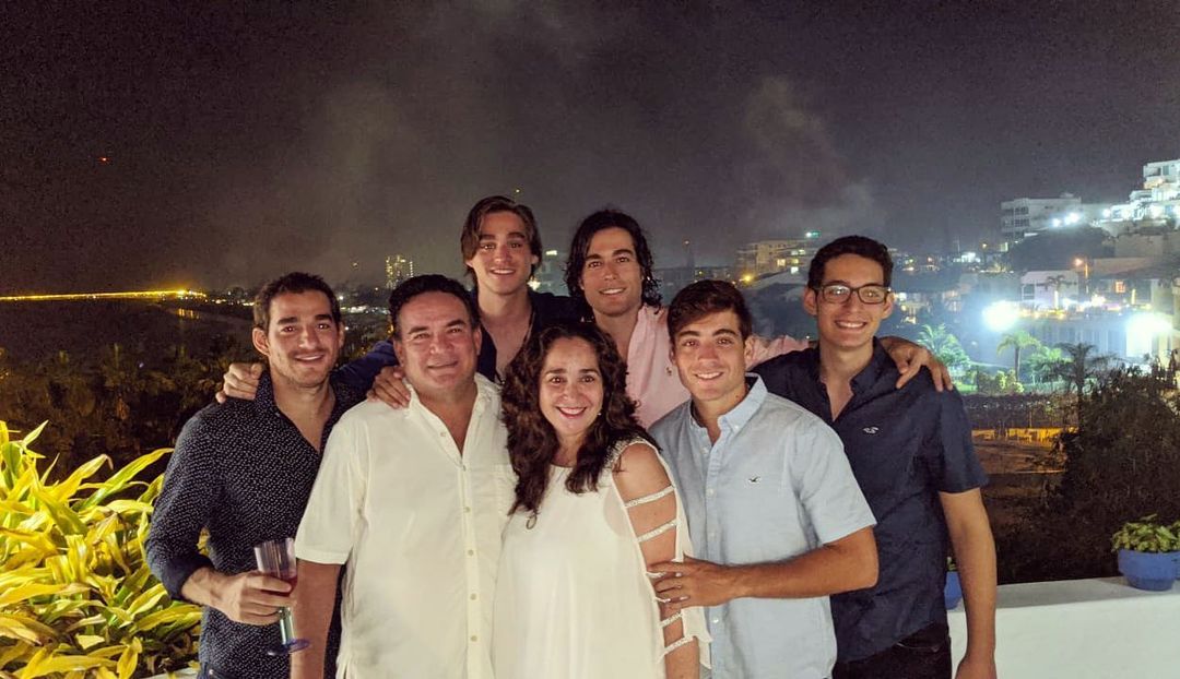 El actor Danilo Carrera no es el único guapo de su familia: conoce aquí a  sus cuatro hermanos | Gente | Entretenimiento | El Universo