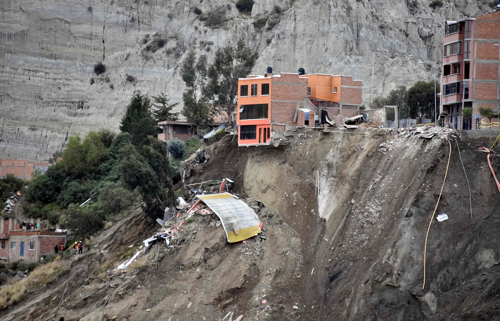Colapso de cerro en La Paz deja tres desaparecidos y 66 viviendas  destruidas | Internacional | Noticias | El Universo