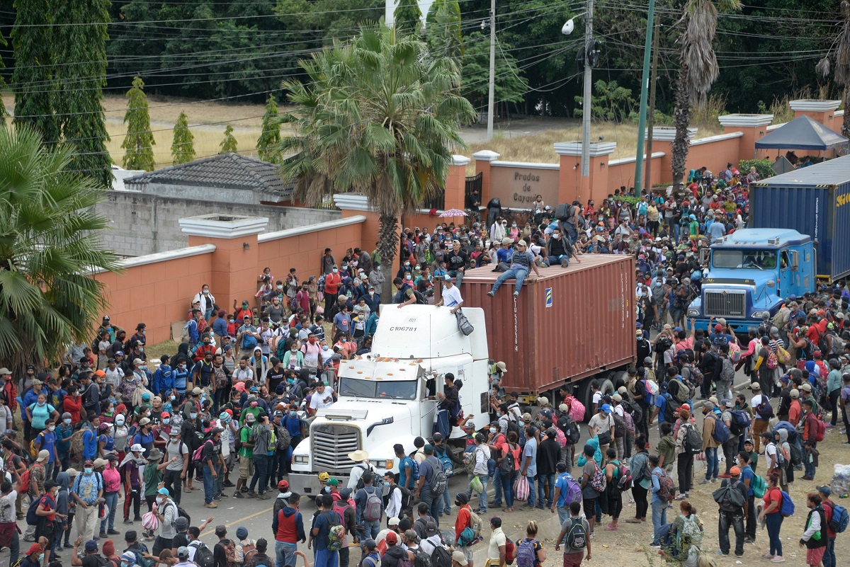 Polic a de Guatemala disuelve por la fuerza a caravana migrante