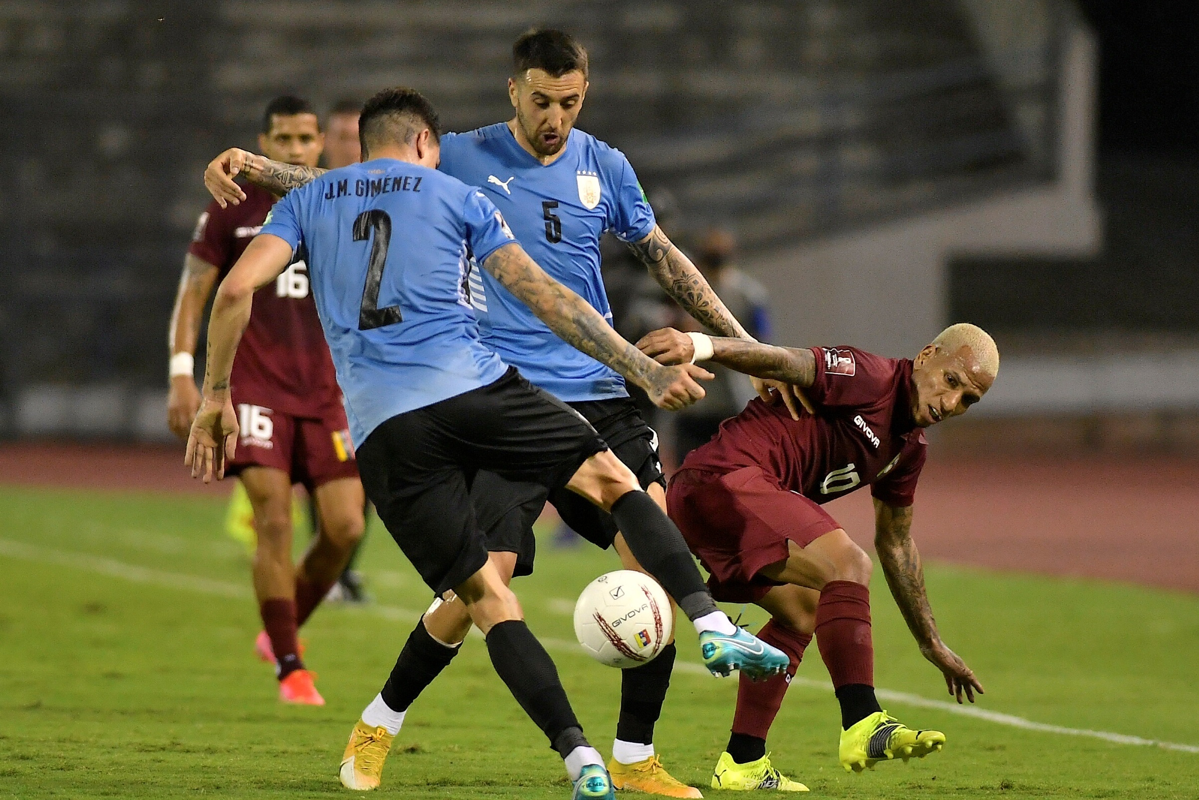 Uruguay suma tres partidos sin ganar tras igualar en Venezuela