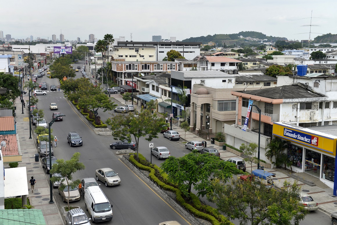 Urdesa marca el ritmo comercial del norte guayaquileño, sus calles resaltan a árboles nativos