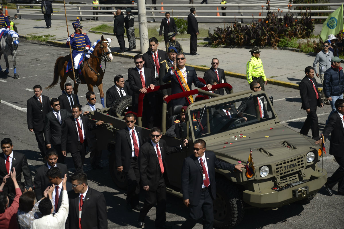 En caravana presidencial Rafael Correa lleg a la Asamblea