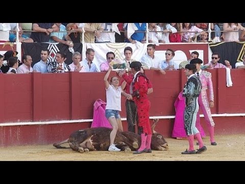 Una activista salta a la arena para reconfortar a un toro antes de su muerte