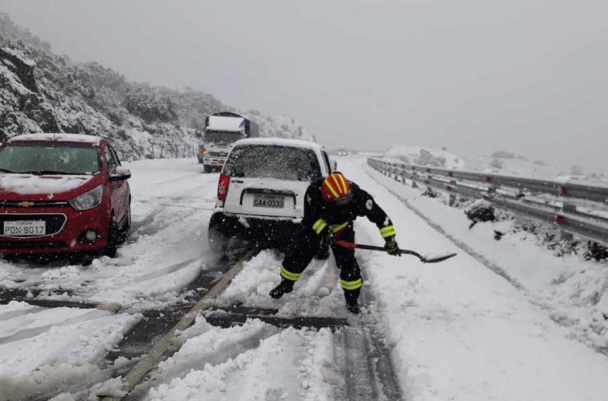 Nevadas, temperaturas bajas y sol intenso en un mismo mes, ¿es normal lo que ocurre con el clima en Ecuador?