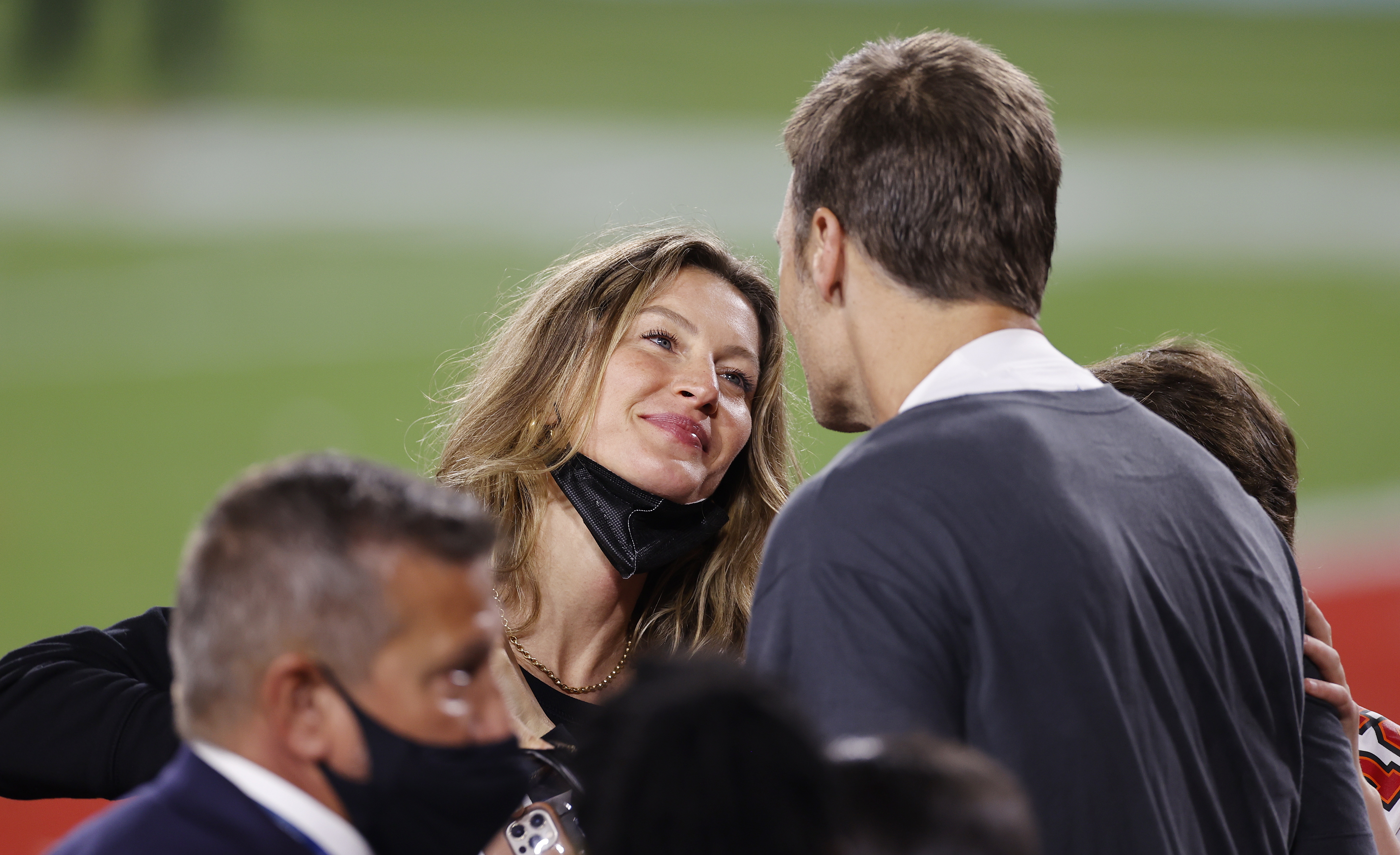 Modelos de OnlyFans persiguen y coquetean con Tom Brady, tras su divorcio –  Metro World News