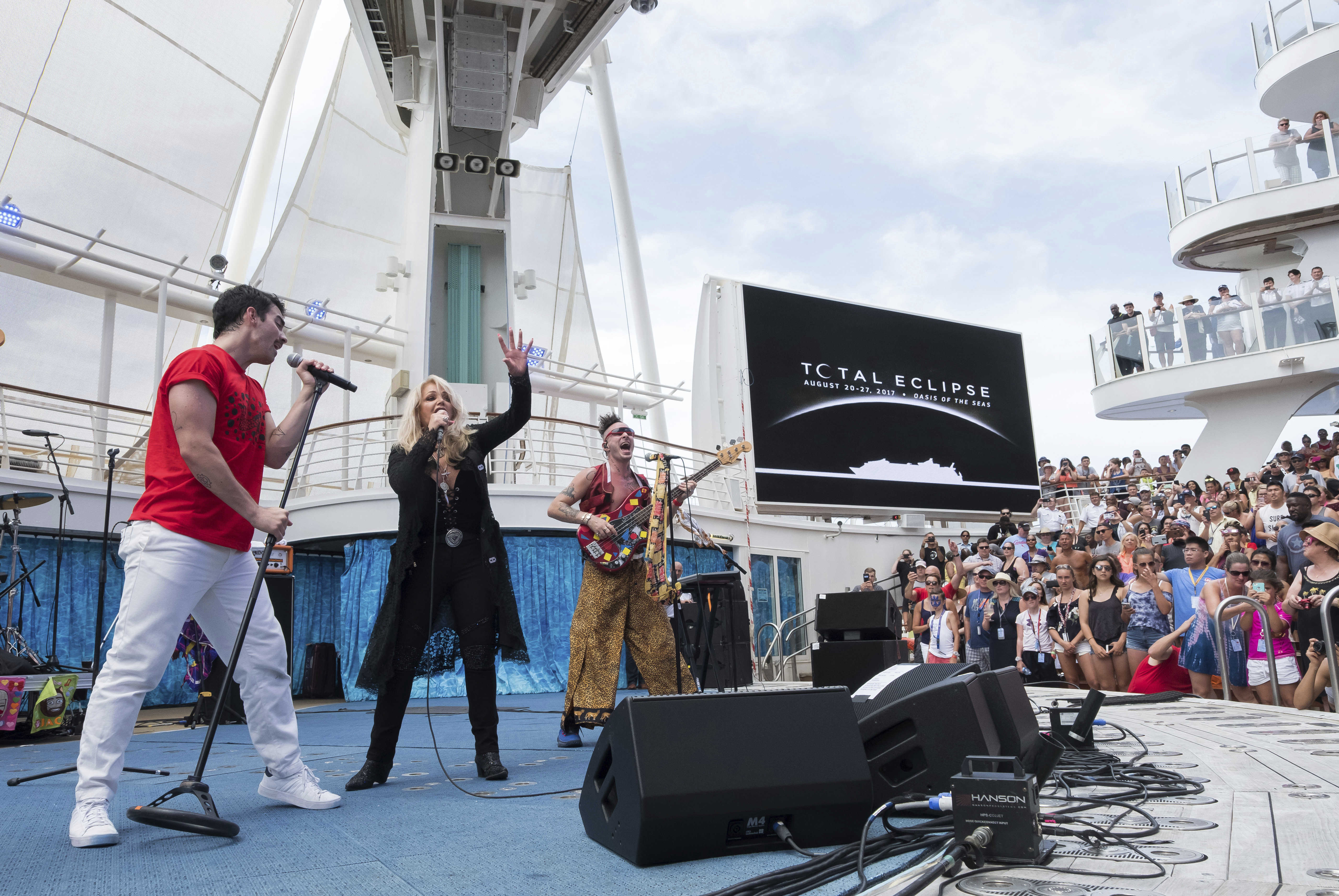 Bonnie Tyler y Joe Jonas emocionaron a cruceristas con ‘Total Eclipse of the Heart’