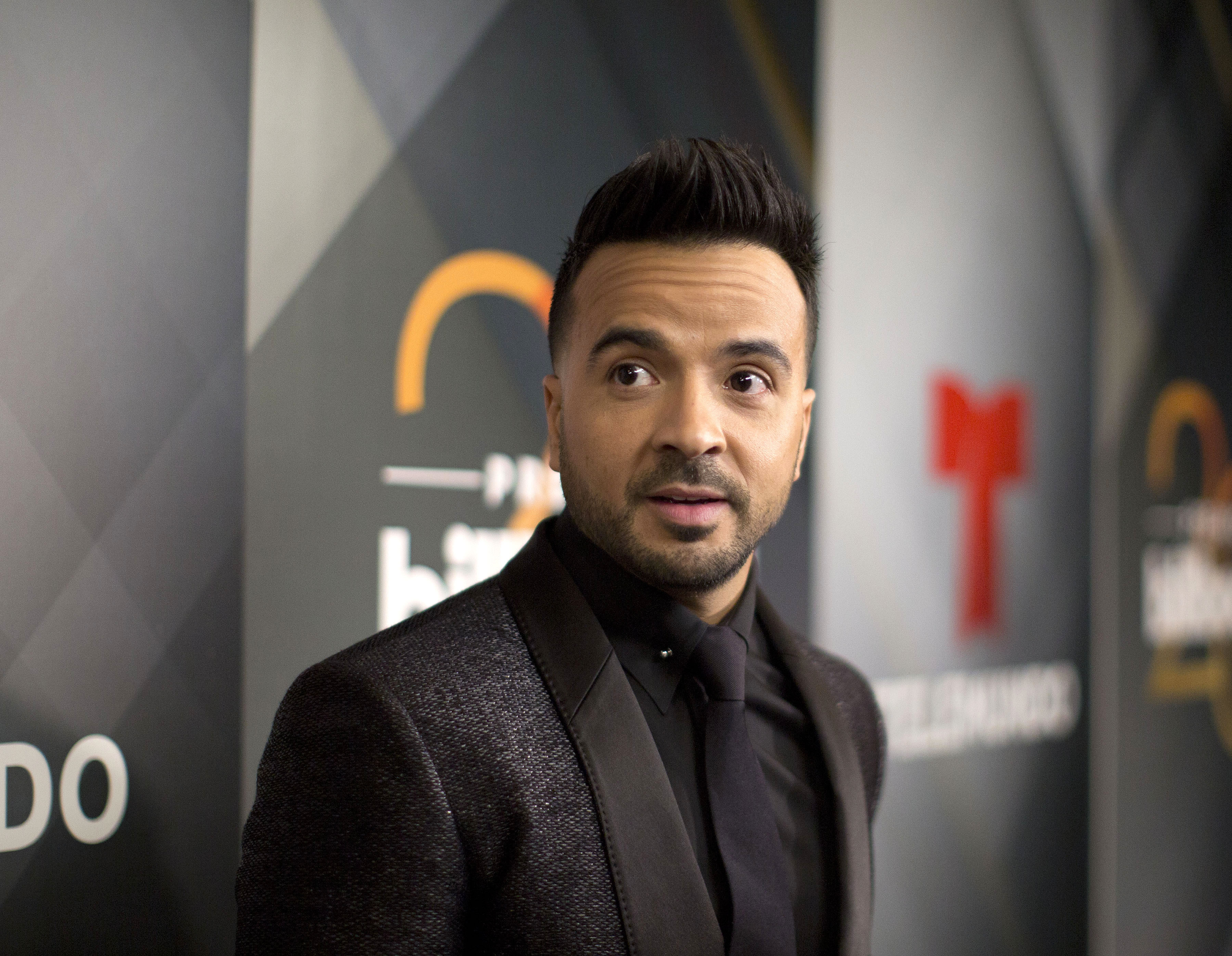 Luis Fonsi en el mundo de la moda; saca al mercado una chaqueta de cuero de  edición limitada | Música | Entretenimiento | El Universo