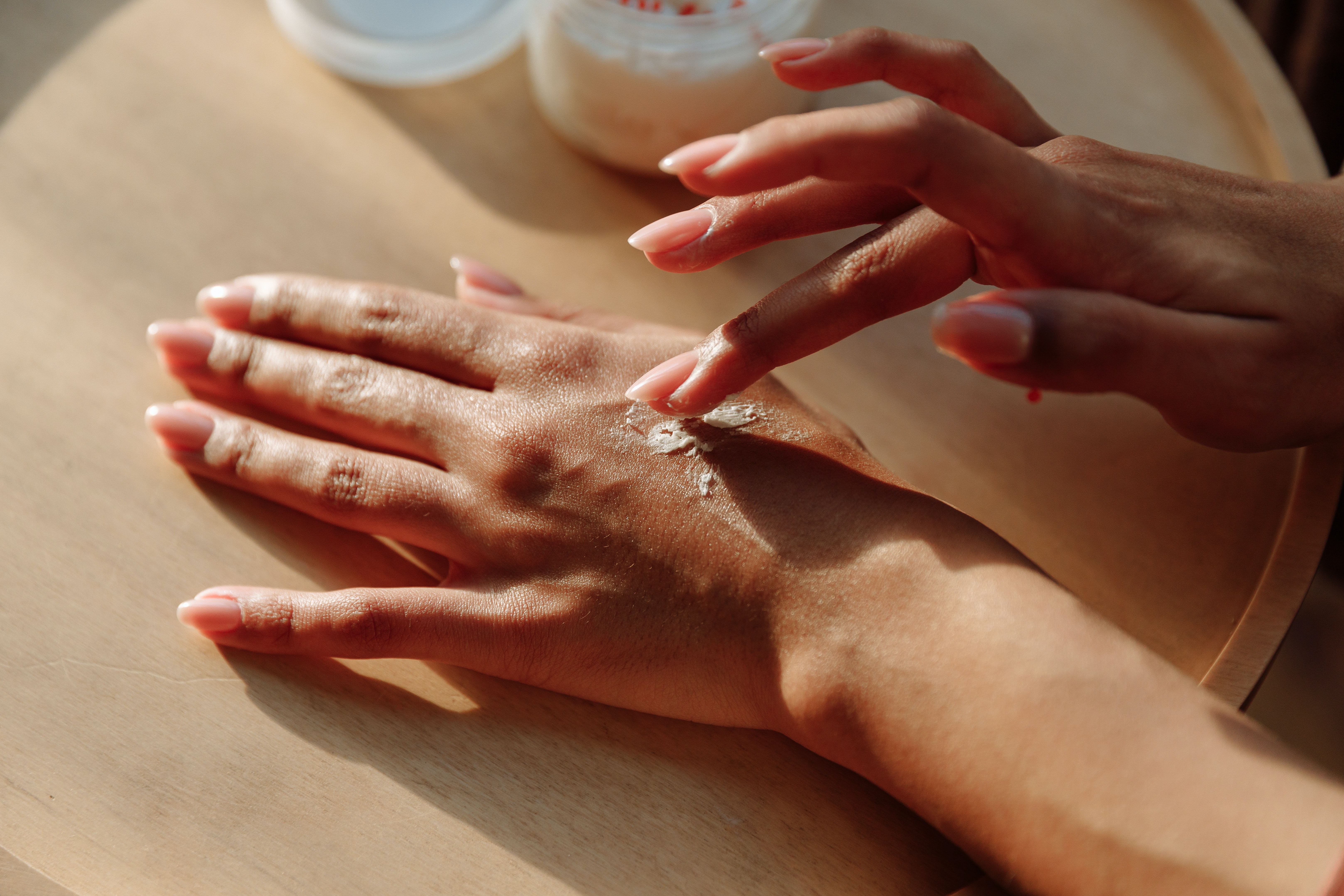 Cómo quitar las manchas de tinte de la piel (7 remedios caseros)