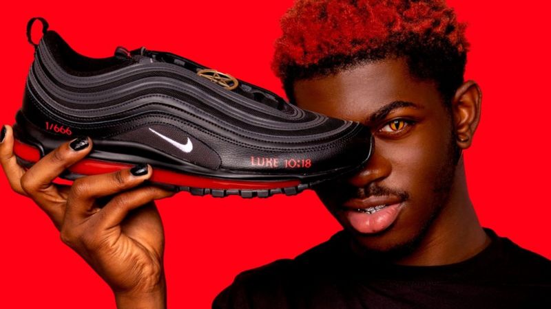 Las 'zapatillas Satán' con sangre humana llevaron a Nike a demandar a un grupo de artistas | Internacional | Noticias | El Universo