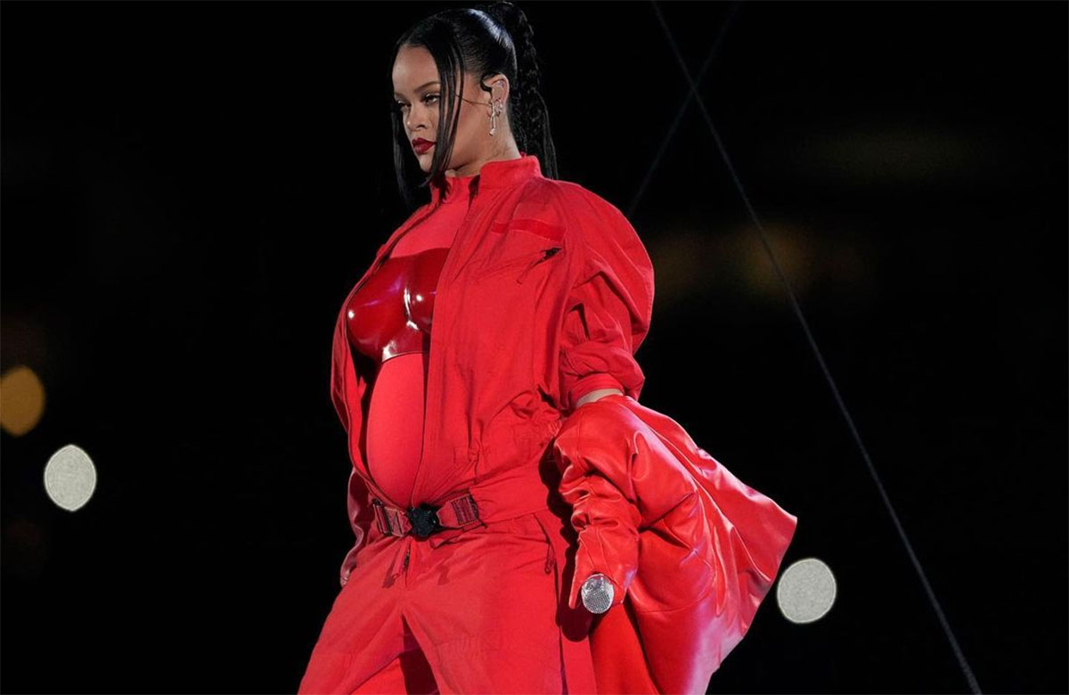 Rihanna deja al descubierto su segundo embarazo en la Super Bowl