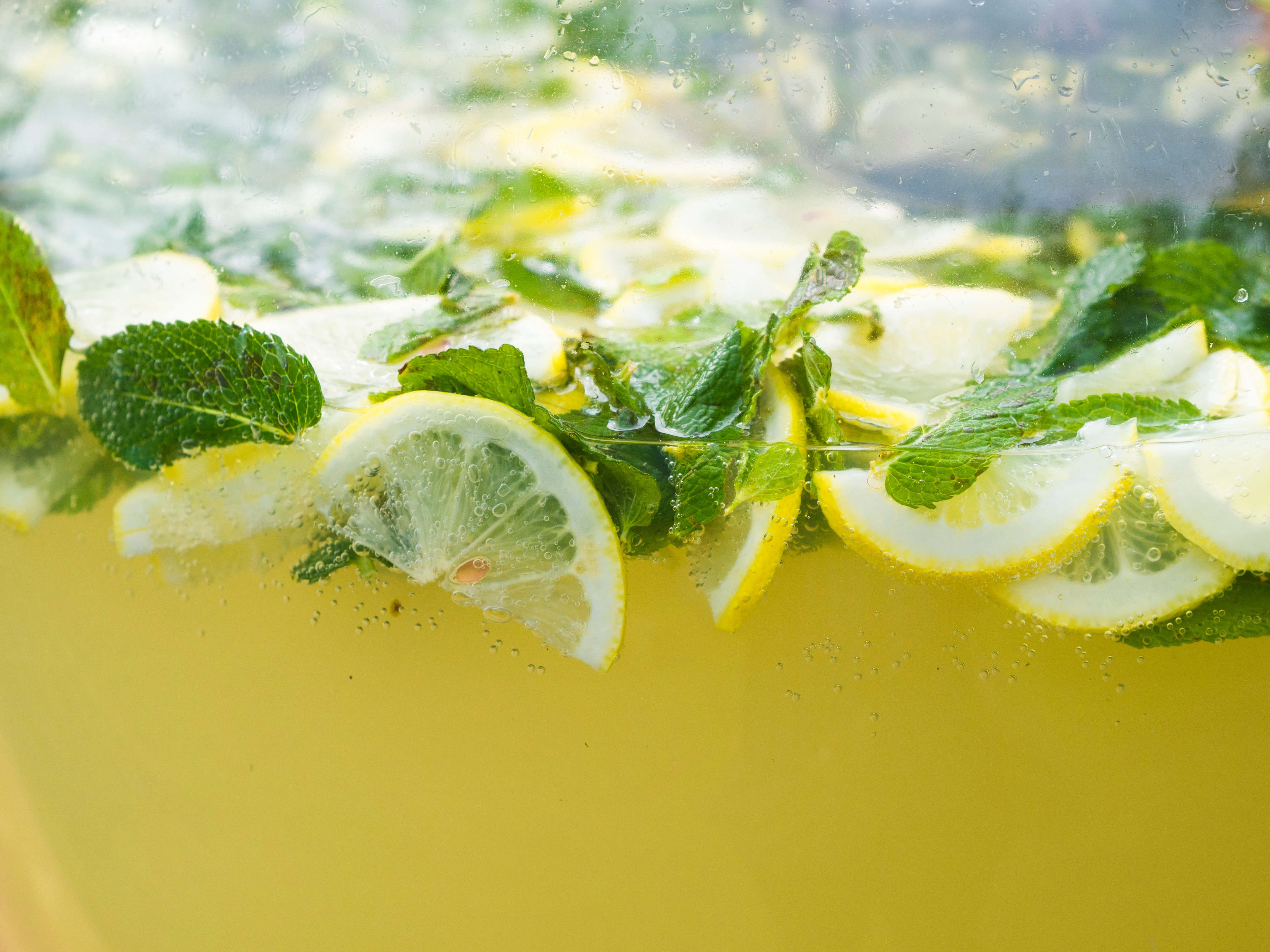 Agua fresca de limón con hierbabuena!