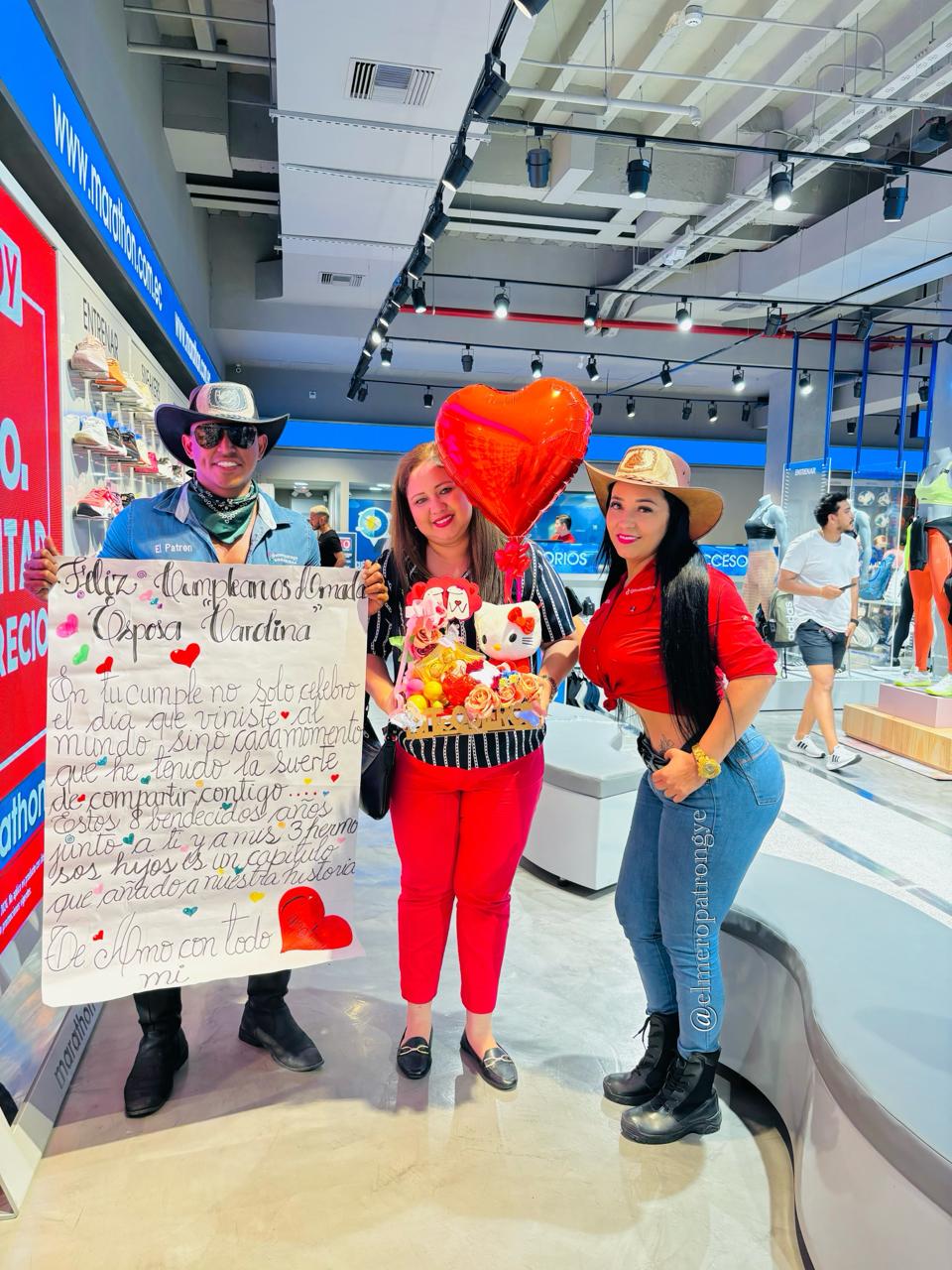 El Patrón, personaje que lleva las flores y los mensajes de amor por San  Valentín en Guayaquil | Comunidad | Guayaquil | El Universo