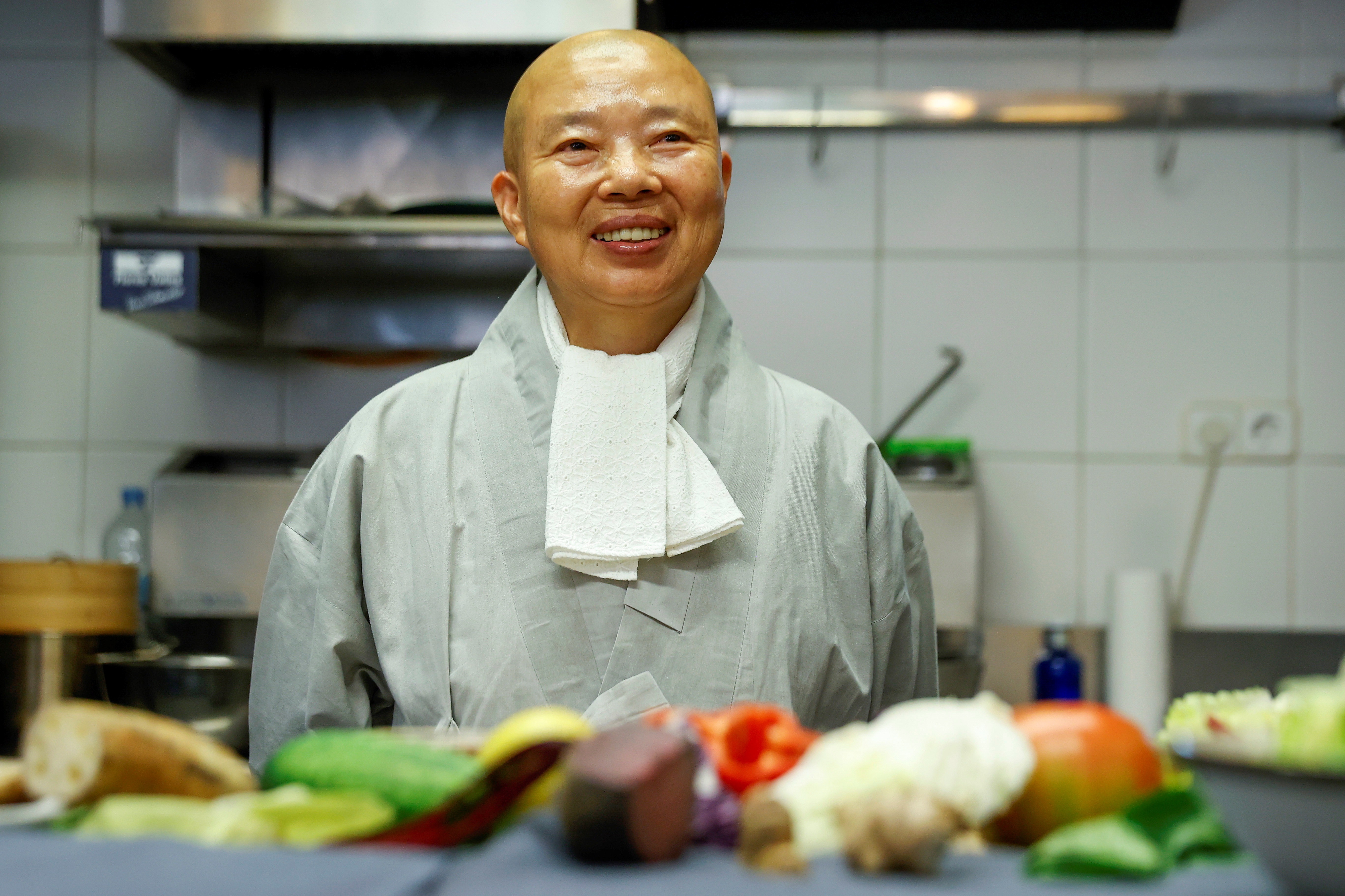 Jeong Kwan, la monja budista que enseña a salvar el planeta con su comida |  Gastronomia | Entretenimiento | El Universo