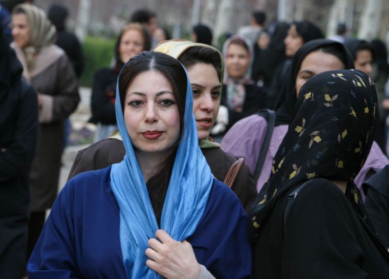 Muere joven iraní agredida en metro de Teherán al no usar hiyab