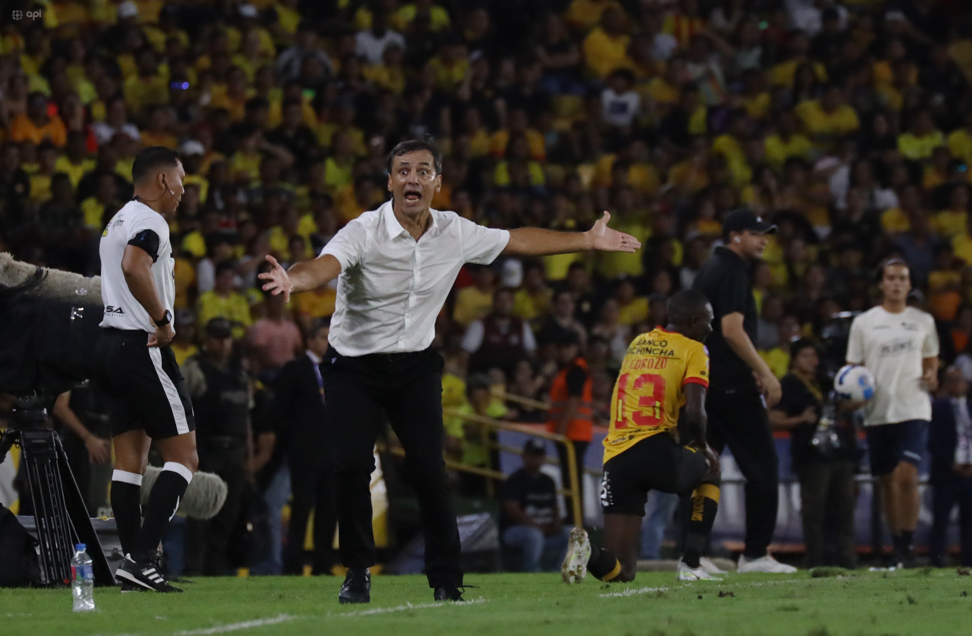 Grupo de hinchas causa desmanes en ingreso a camerinos del estadio de Barcelona SC y exige salida del DT Fabián Bustos
