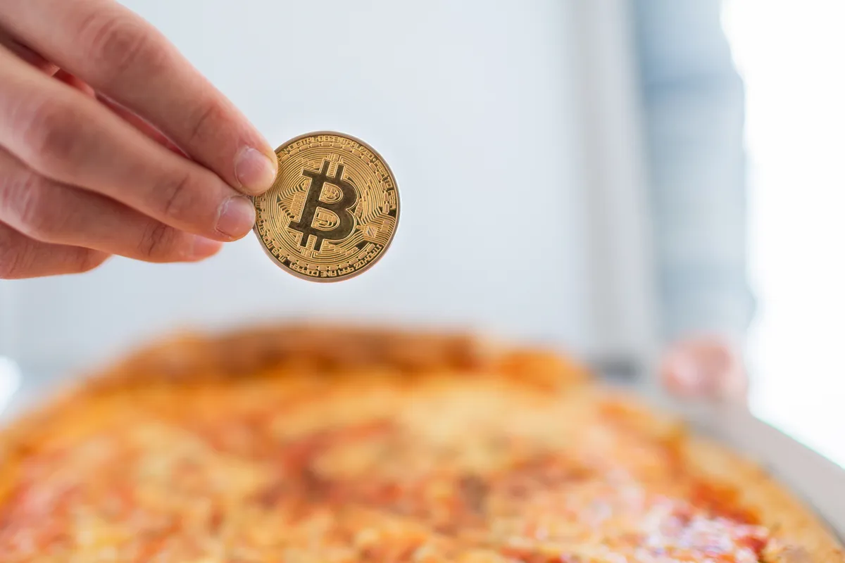 Se cumplen trece años del Bitcoin Pizza Day, el primer día en el que se usó  la criptomoneda en una transacción | Economía | Noticias | El Universo