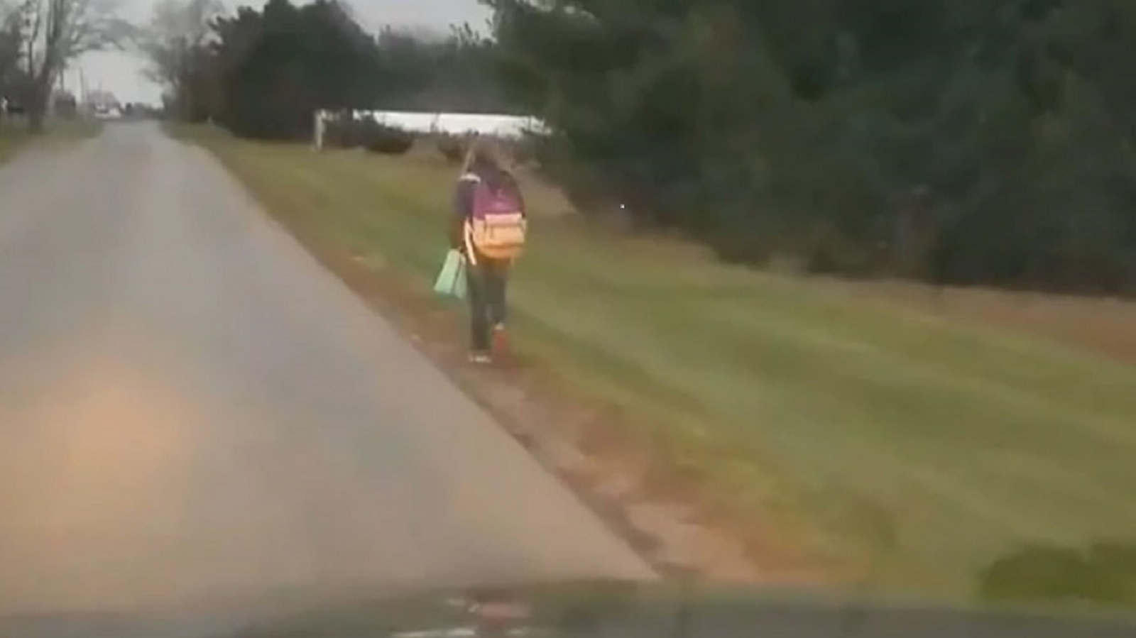 Padre obligó a hija caminar 8 km hasta colegio por hacer bullying a un  compañero | Internacional | Noticias | El Universo