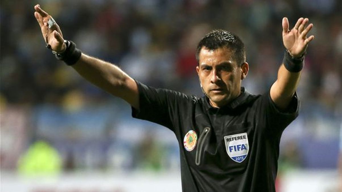 Más de 200.000 aficionados de Perú firman petición para que se retire la licencia de árbitro a Julio Bascuñán tras sentirse perjudicados en el duelo contra Brasil | Fútbol | Deportes | El Universo