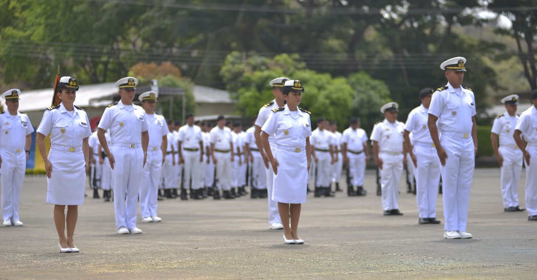 Dos mujeres resaltaron en graduación de paracaidistas de la Armada del Ecuador
