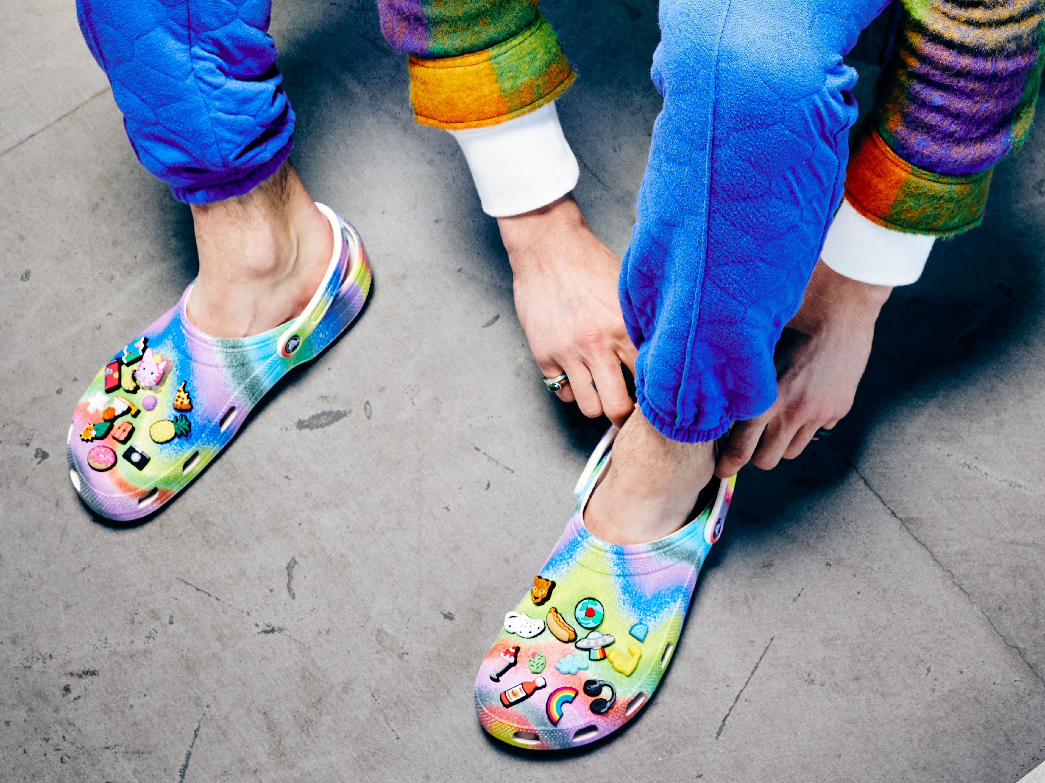 Crocs renueva su estilo con diseños primaverales y juveniles, y botas la lluvia, ¿cuál es el secreto de la espuma de estos zapatos? | | La Revista | El Universo
