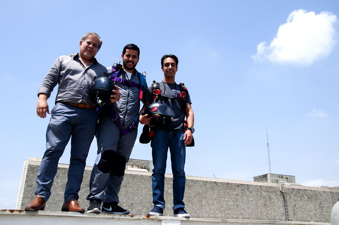 Paracaidistas van por logro mundial para Ecuador