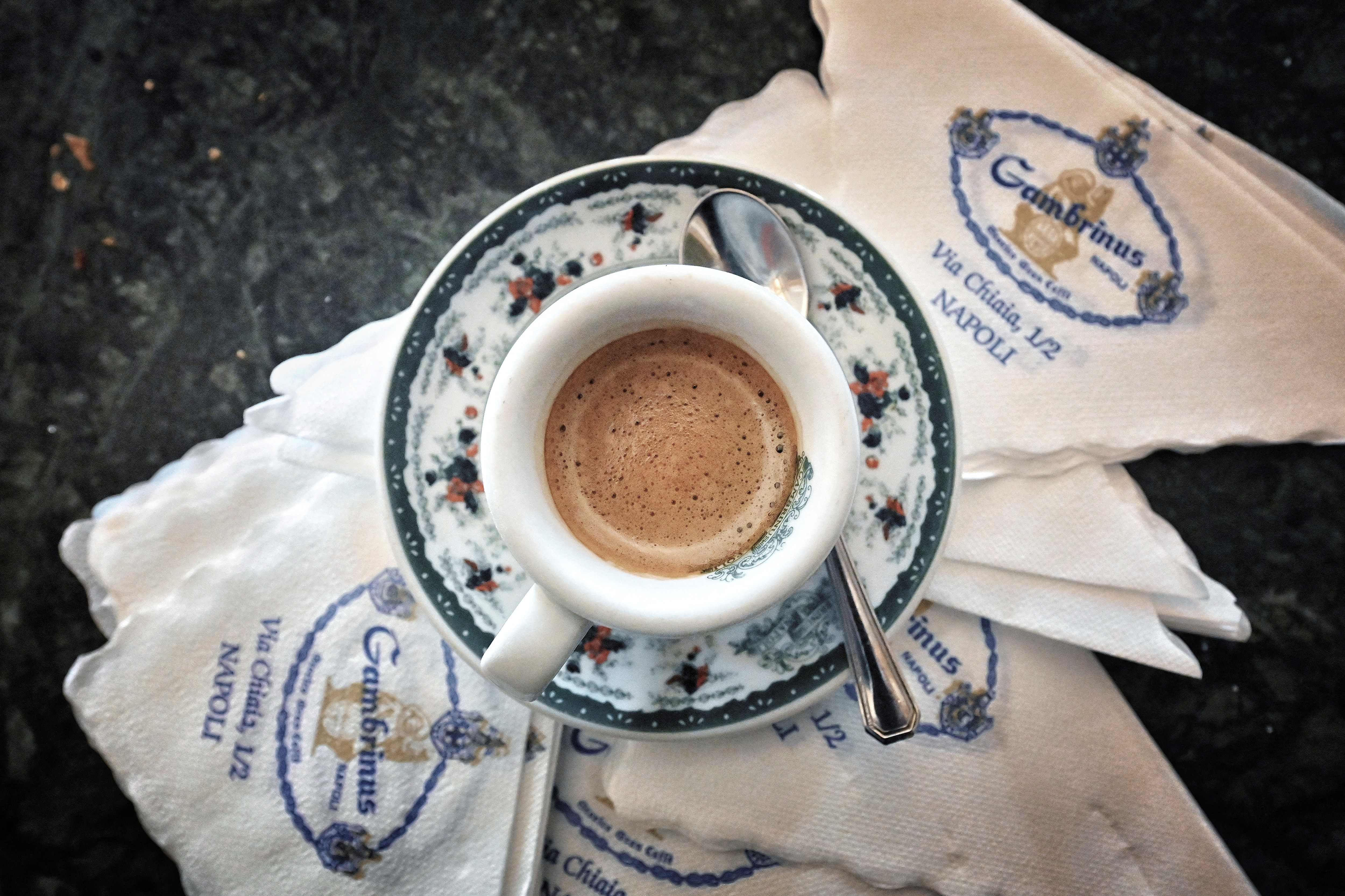 Una Persona Prepara Café En Una Máquina De Café Inserta Un