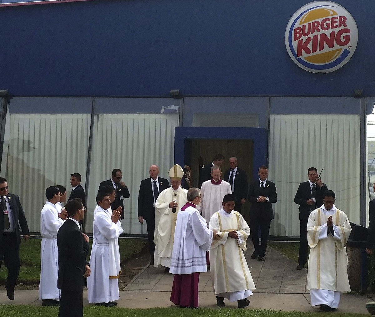 En Bolivia papa Francisco usa Burger King como sacrist a