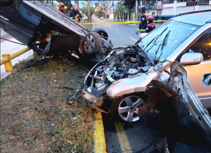 Piloto en Xela quitó la llanta del carro porque tenía cepo