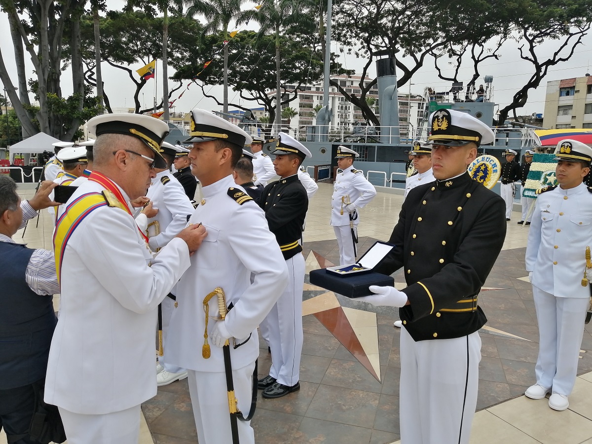 Desfile naval y condecoraciones por celebraci n del D a de la