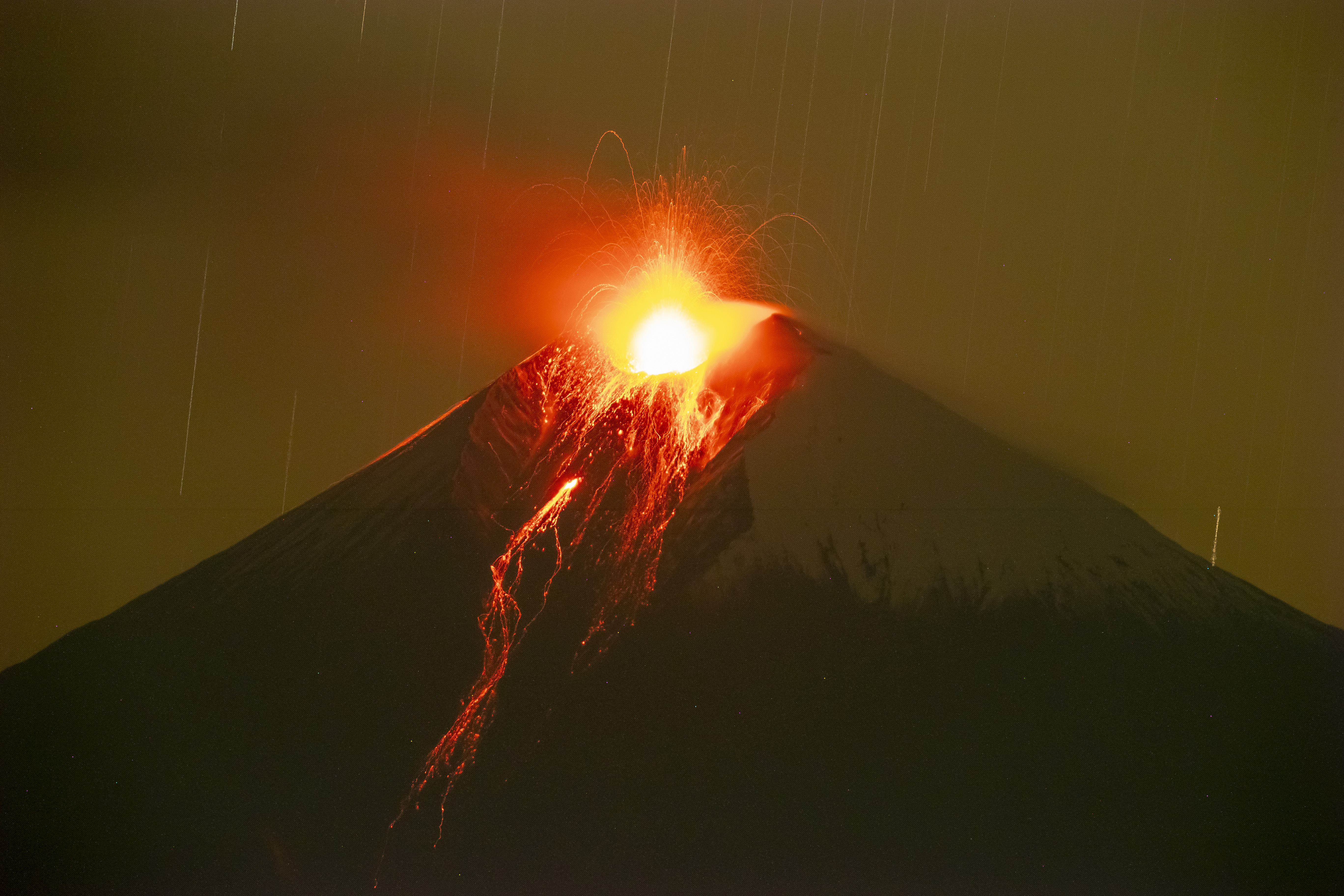 En 2015 la columna de ceniza llegó hasta los 8 kilómetros de altura y  actualmente no ha superado los 3′: la situación del volcán Cotopaxi y su  actividad | Ecuador | Noticias | El Universo