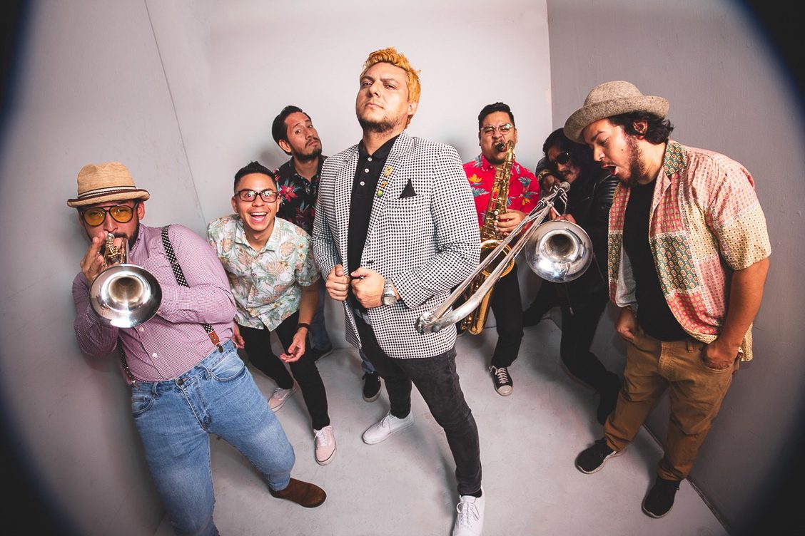 Agrupación mexicana presenta una versión regional de 'Debes buscarte un nuevo  amor', de Tranzas: 'Es una de las canciones de desamor más icónicas del pop  en español', Música, Entretenimiento