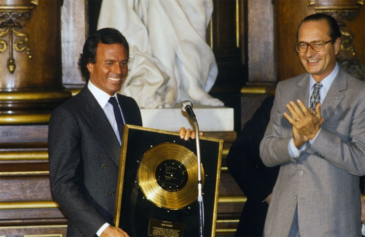 De cuánto es el patrimonio de Julio Iglesias? Este es el puesto que ocupa  en el top 10 de los artistas más ricos del mundo el cantante que cumplirá  80 años |
