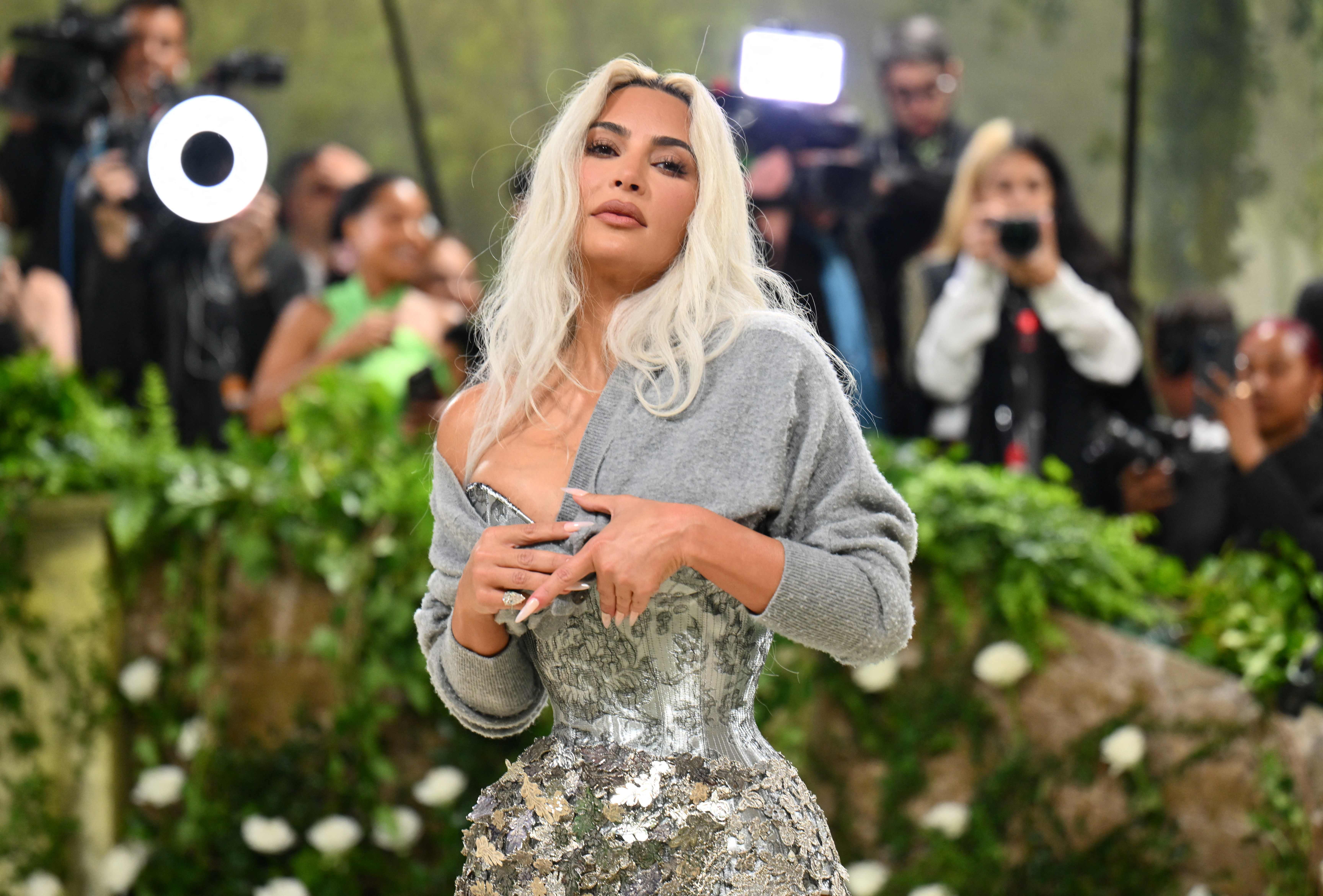 Y llegaron las Kardashian! Las hermanas Kim Kardashian, Kendall Jenner y  Kylie Jenner son de las últimas estrellas en llegar a la Met Gala | Gente |  Entretenimiento | El Universo