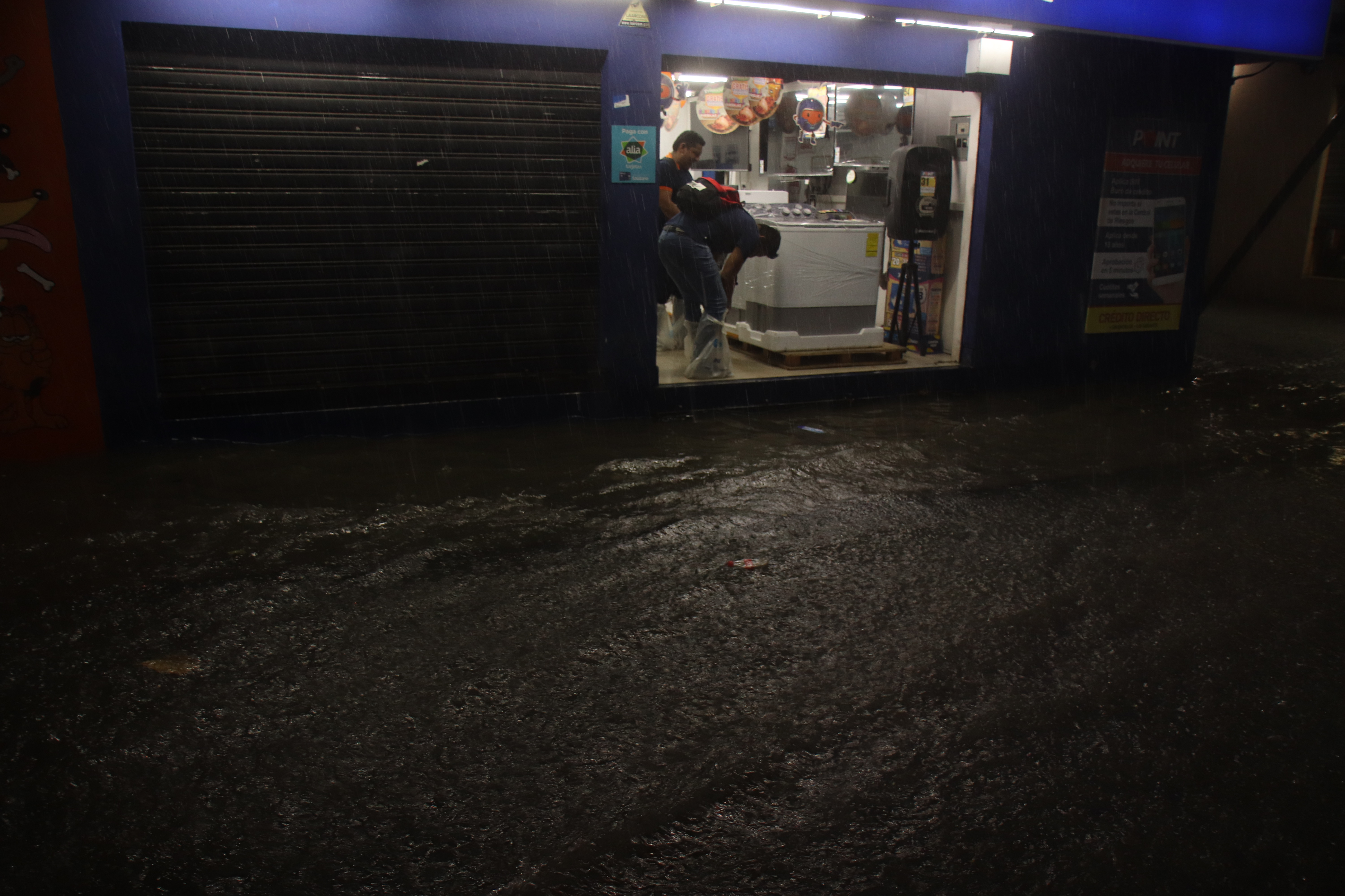Intensa lluvia dejó pérdidas en ventas y mercadería para comerciantes de la avenida José Luis Tamayo, en el norte de Guayaquil  