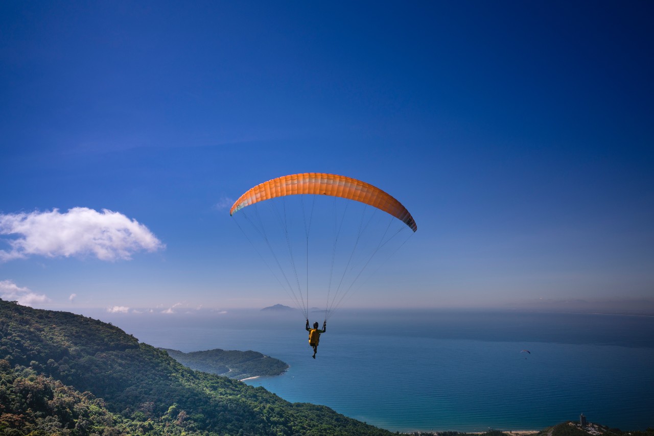 Un australiano de 91 años sobrevive a una caída del parapente