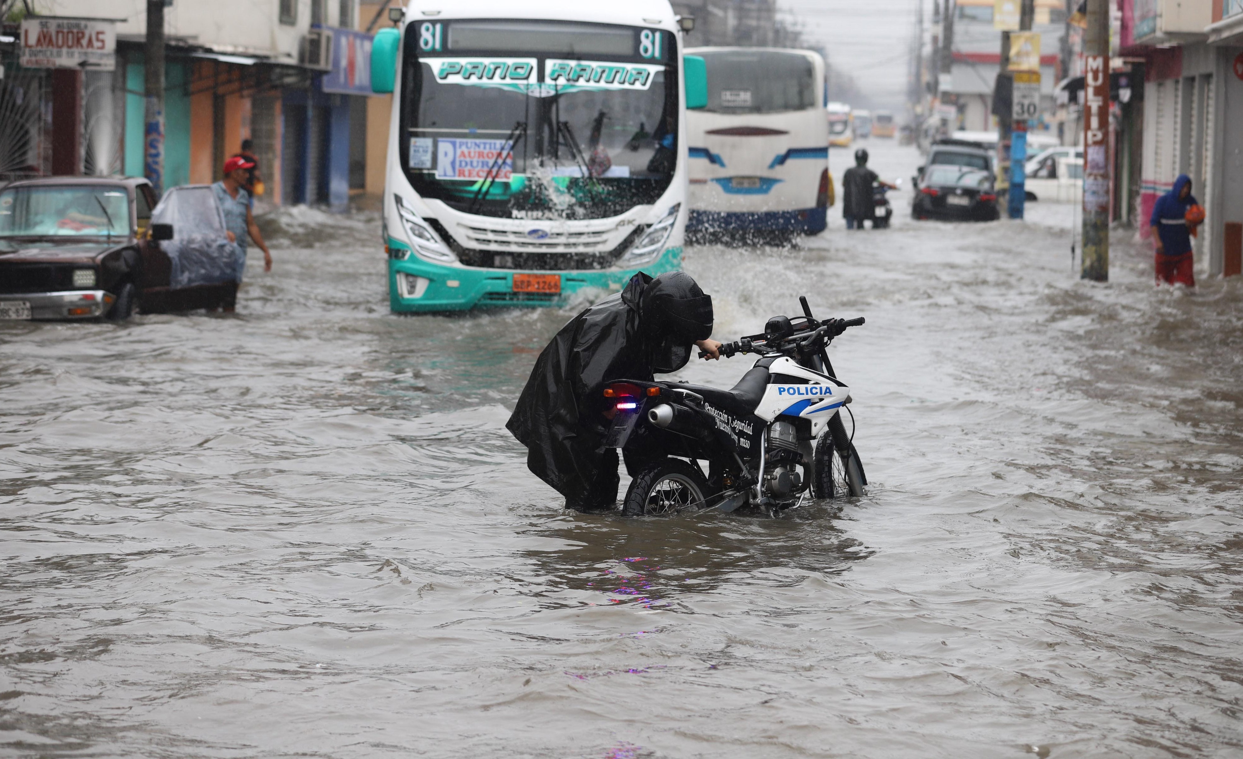 Inundaciones afectan calles y casas de Durán; en Guayaquil se altera la rutina de trabajadores | Comunidad | Guayaquil | El Universo