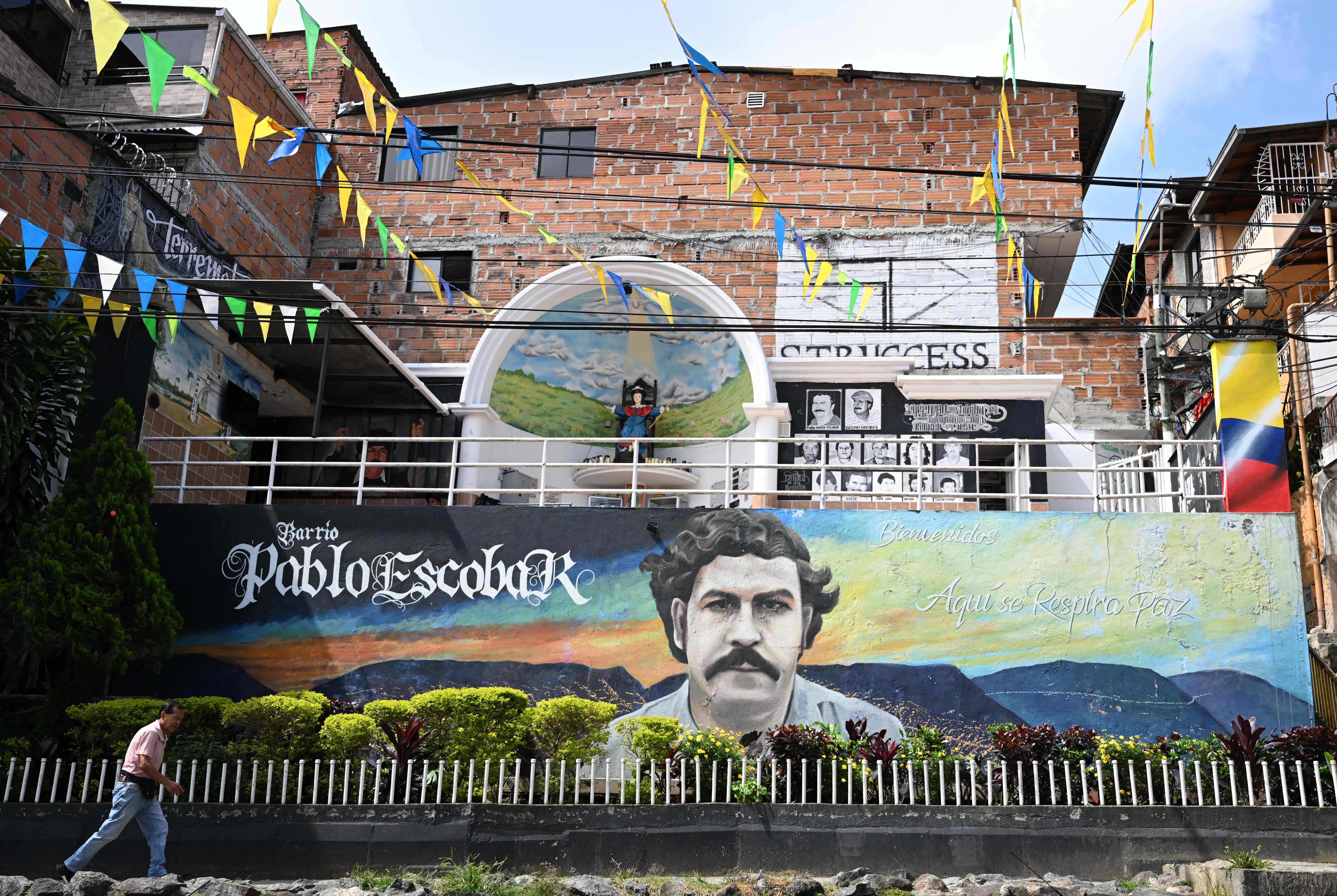 Esta es una de las calles en Medellín, Colombia, donde se observa pinturas del narcotraficante Pablo Escobar. Foto: X.   